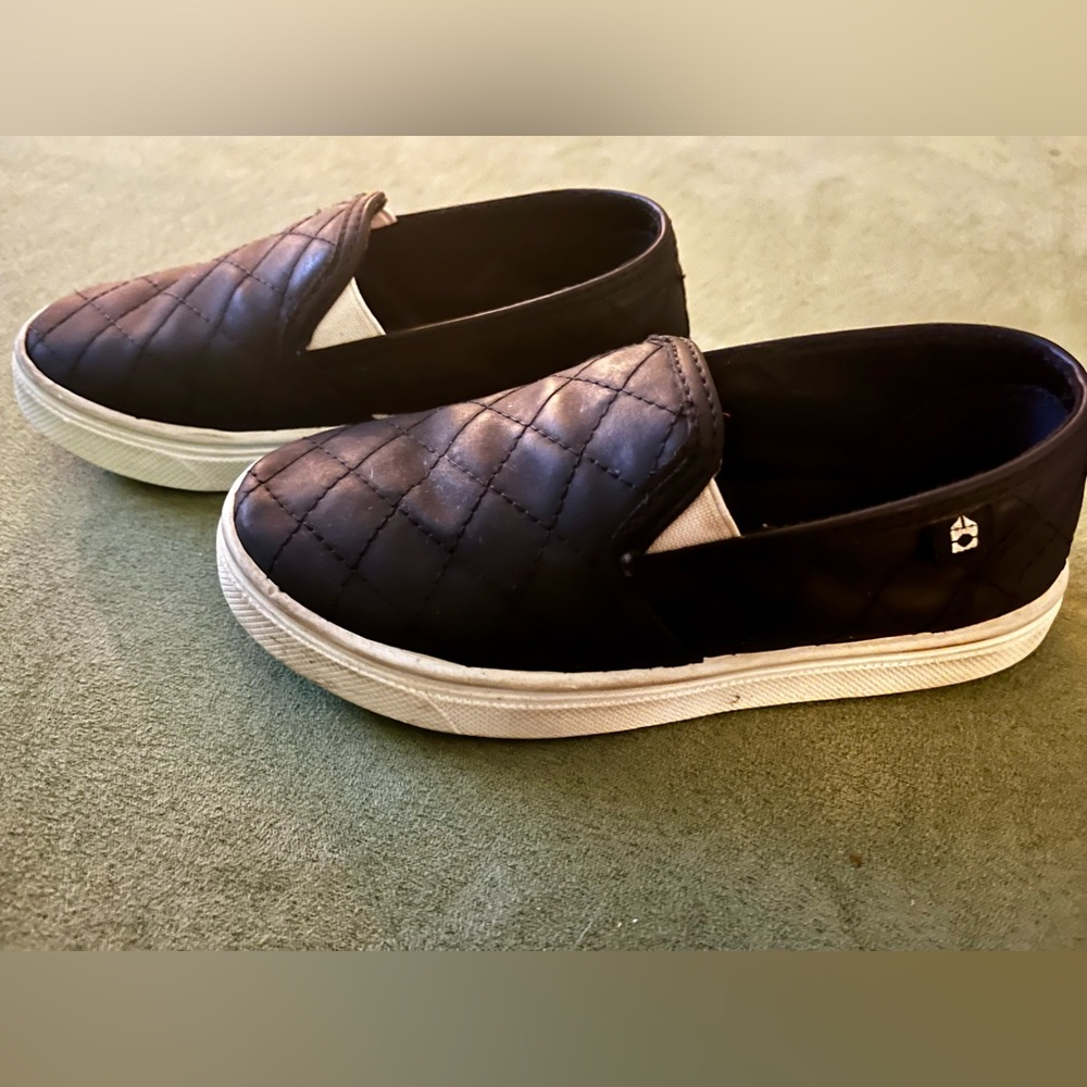 Kids size 11 Oomphies quilted black slides